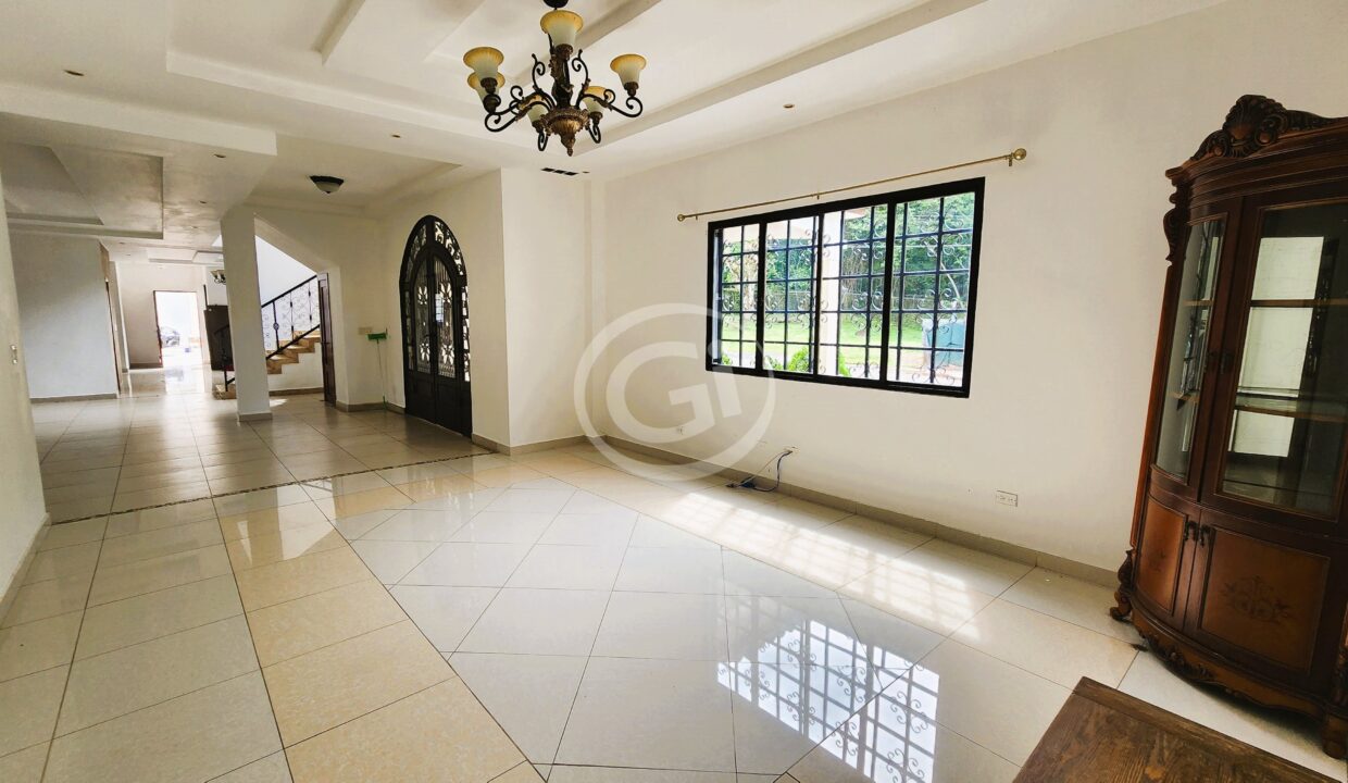 9. Sala Familiar PB Casa Venta Llanos de Curundu