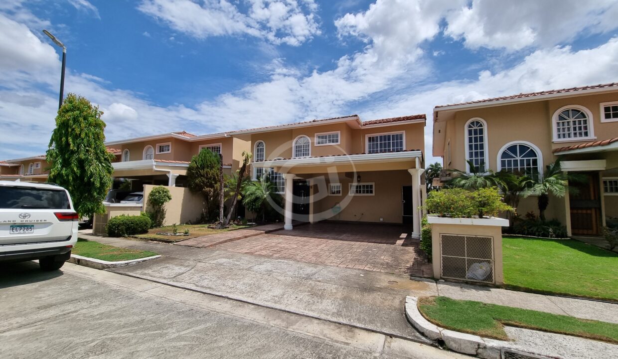 1. Fachada casa Castel Novo venta alquiler