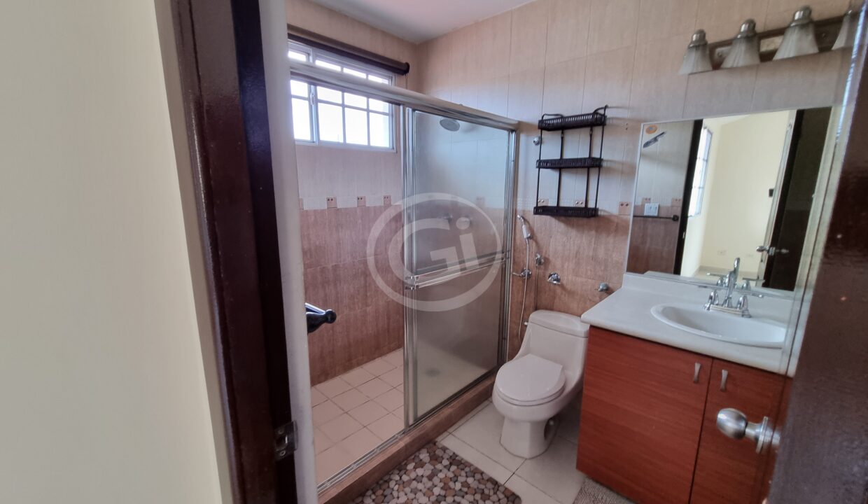 11. Baño principal casa Castel Novo venta alquiler