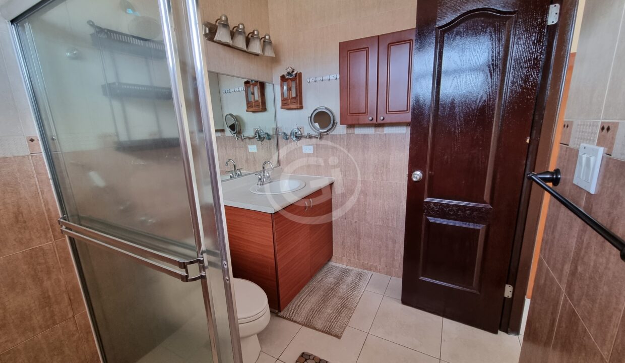 12. Baño principal casa Castel Novo venta alquiler