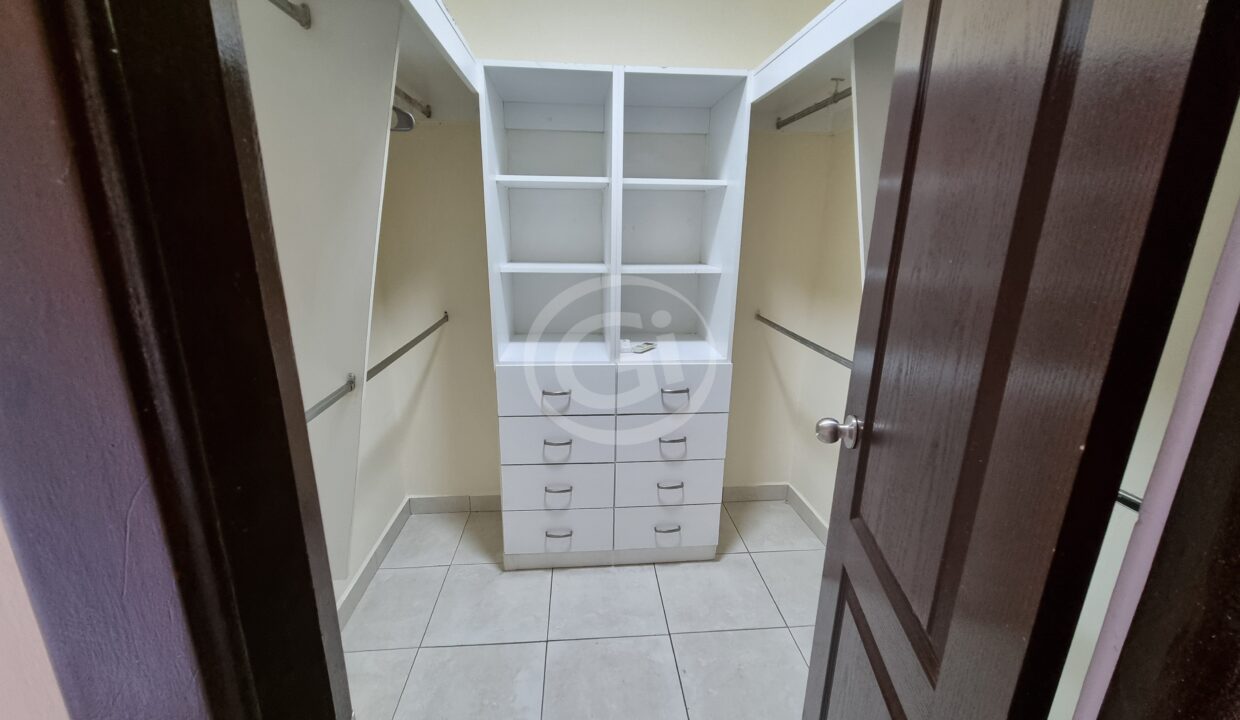 12. Walk in closet casa Castel Novo venta alquiler