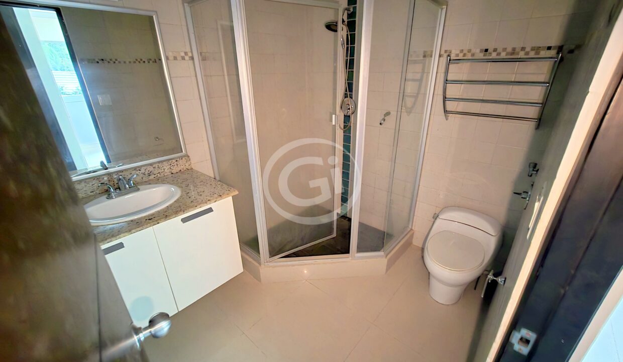 20. Baño Compartido. Venta Remate Bancario Pine Hill. Albrook