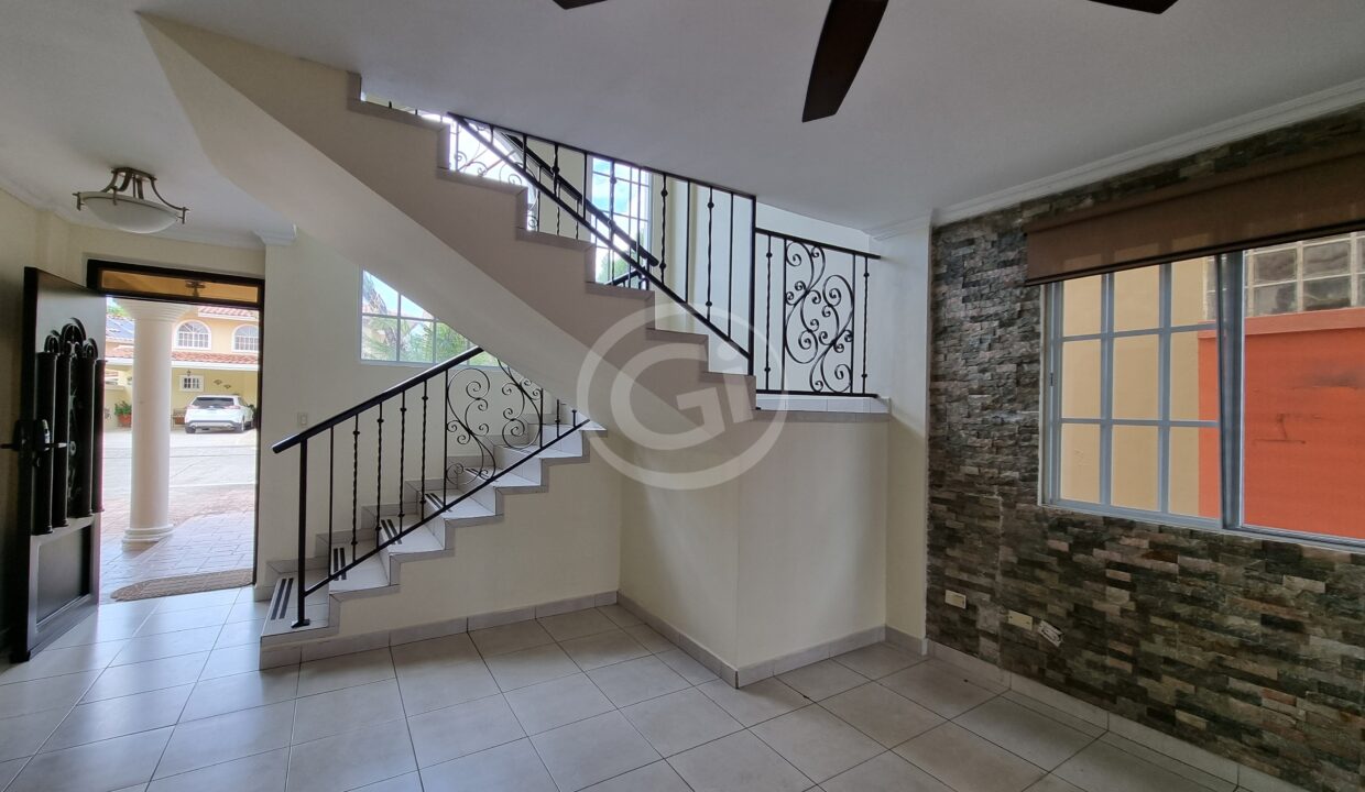 5. Escalera casa Castel Novo venta alquiler