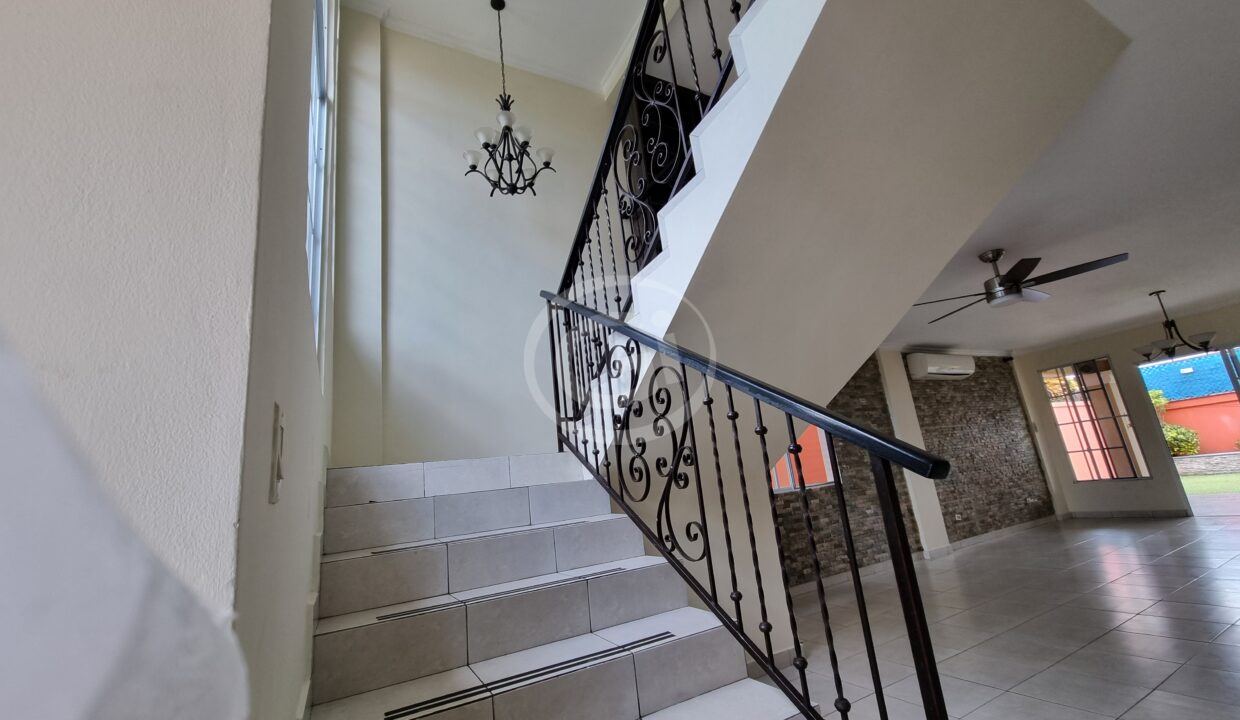 6. Escalera casa Castel Novo venta alquiler
