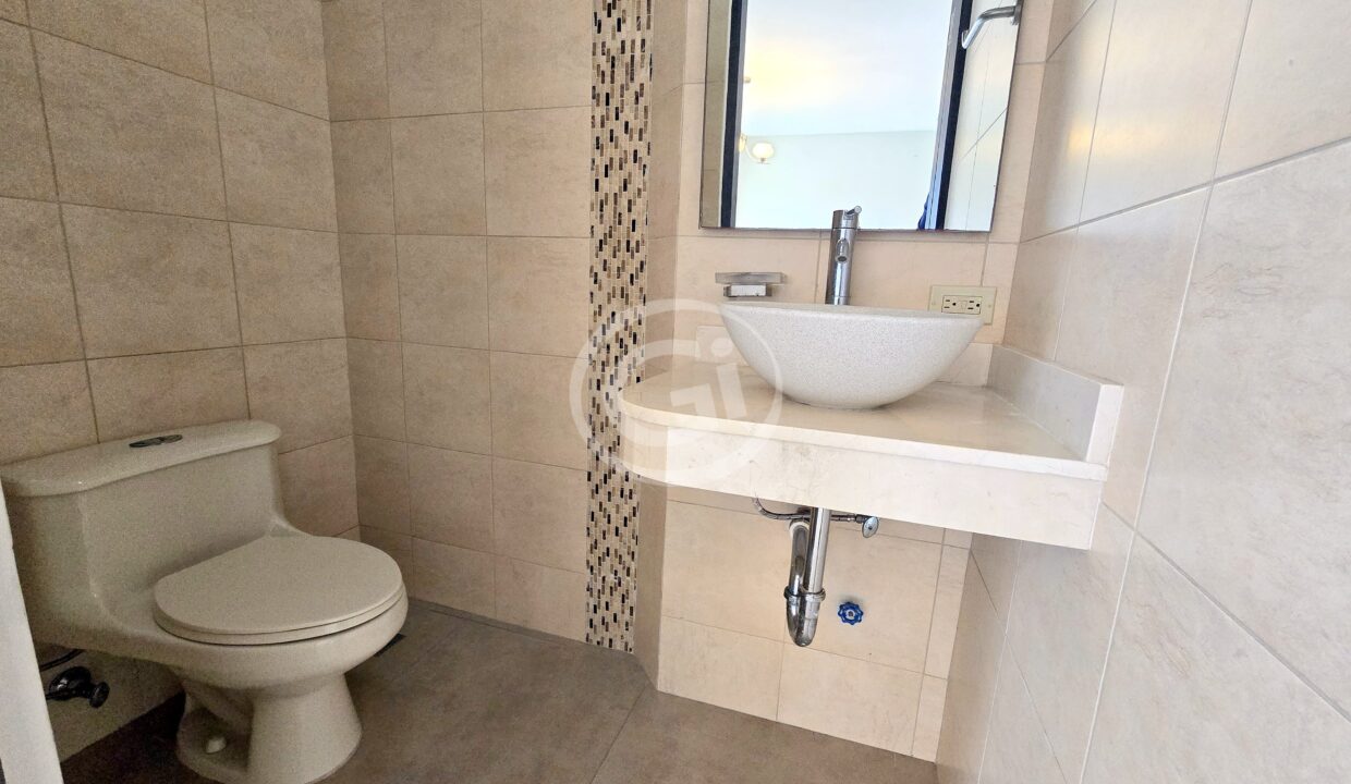 7. Baño de Visitas. Venta Reposeido Bancario Embassy Village Albrook