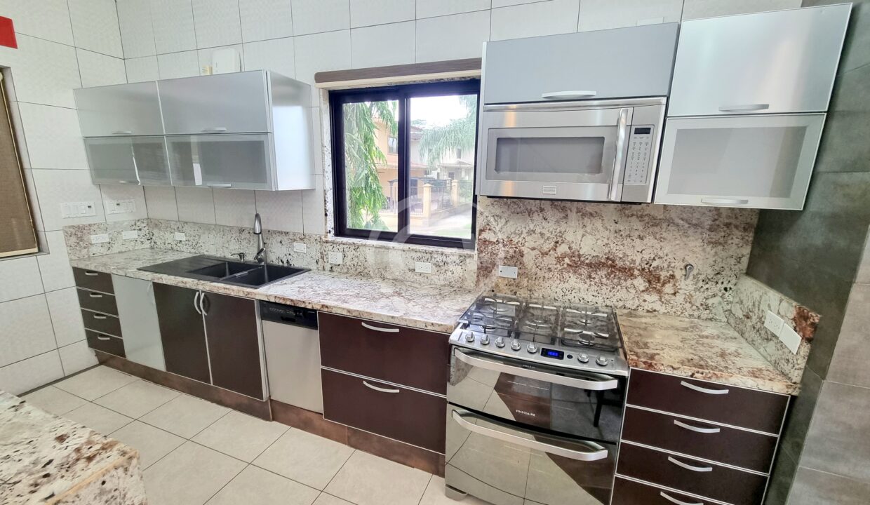 7. Cocina. Embassy Club. Alquiler TownHome