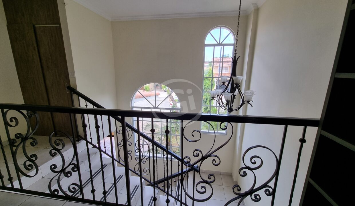 7. Escalera casa Castel Novo venta alquiler