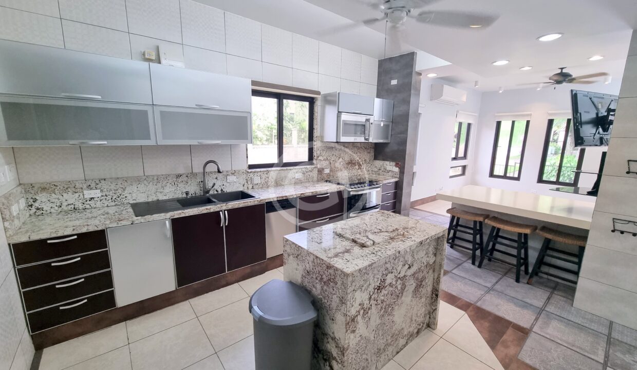 8. Cocina. Embassy Club. Alquiler TownHome