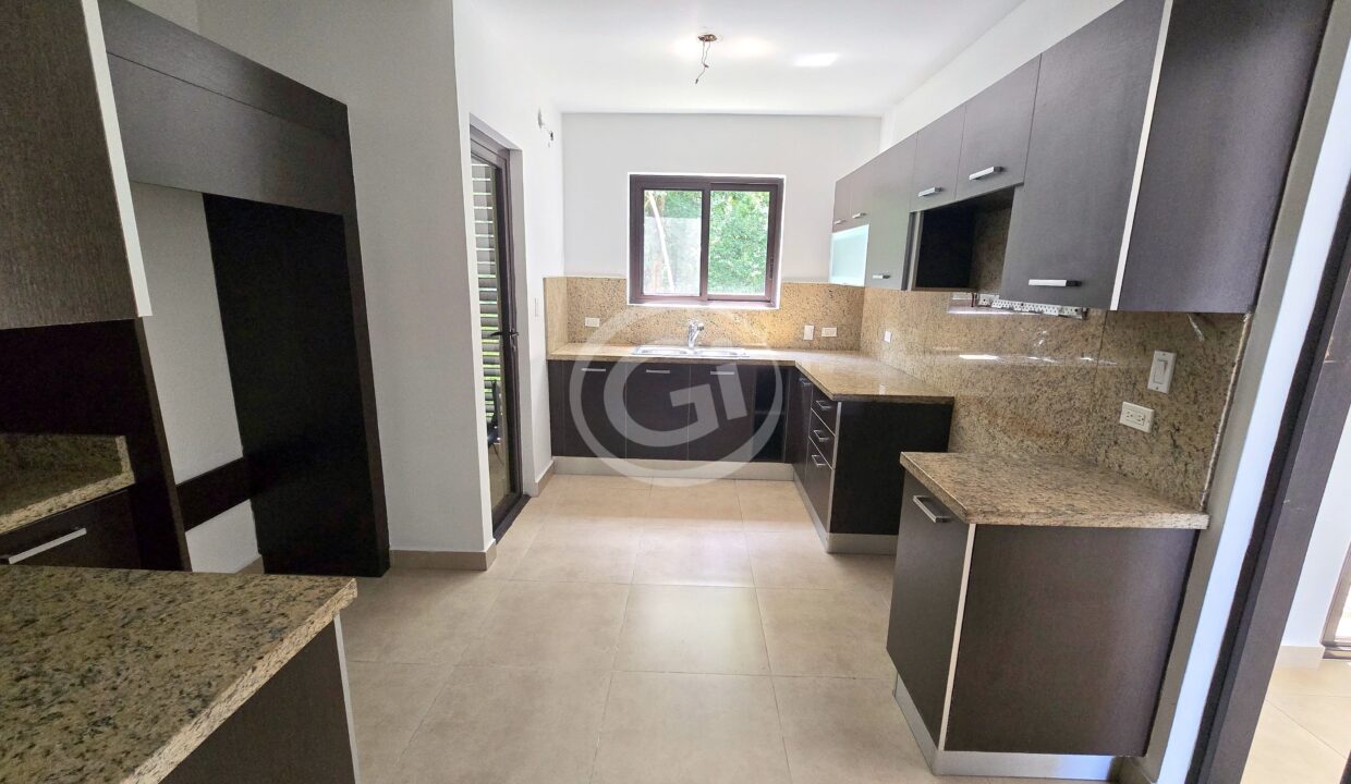 8. Cocina. Venta Reposeido Bancario Embassy Village Albrook
