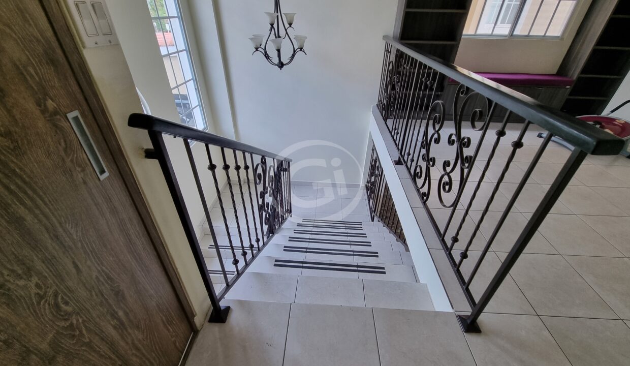 8. Escalera casa Castel Novo venta alquiler