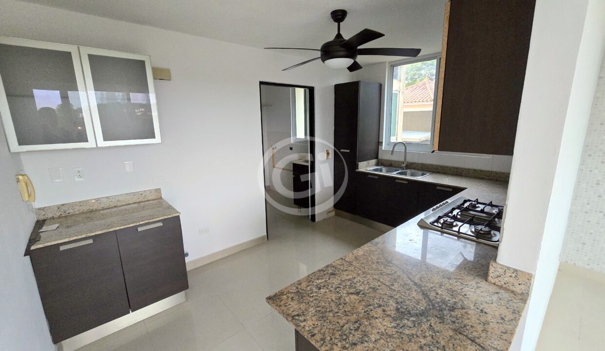9. Cocina. Venta Remate Bancario Pine Hill. Albrook