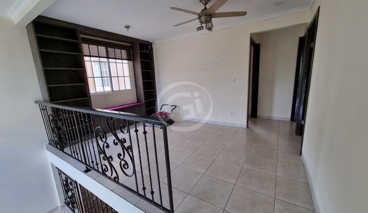 9. Den casa Castel Novo venta alquiler