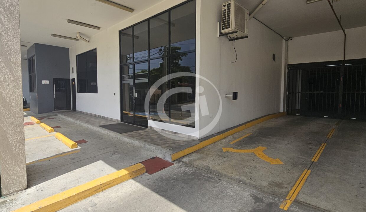 13. Entrada garita estacionamientos apartamento venta Centennial