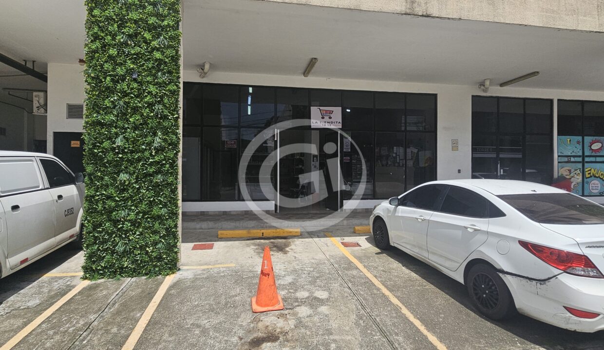 19. Frente del edificio con plaza comercial apartamento venta Centennial