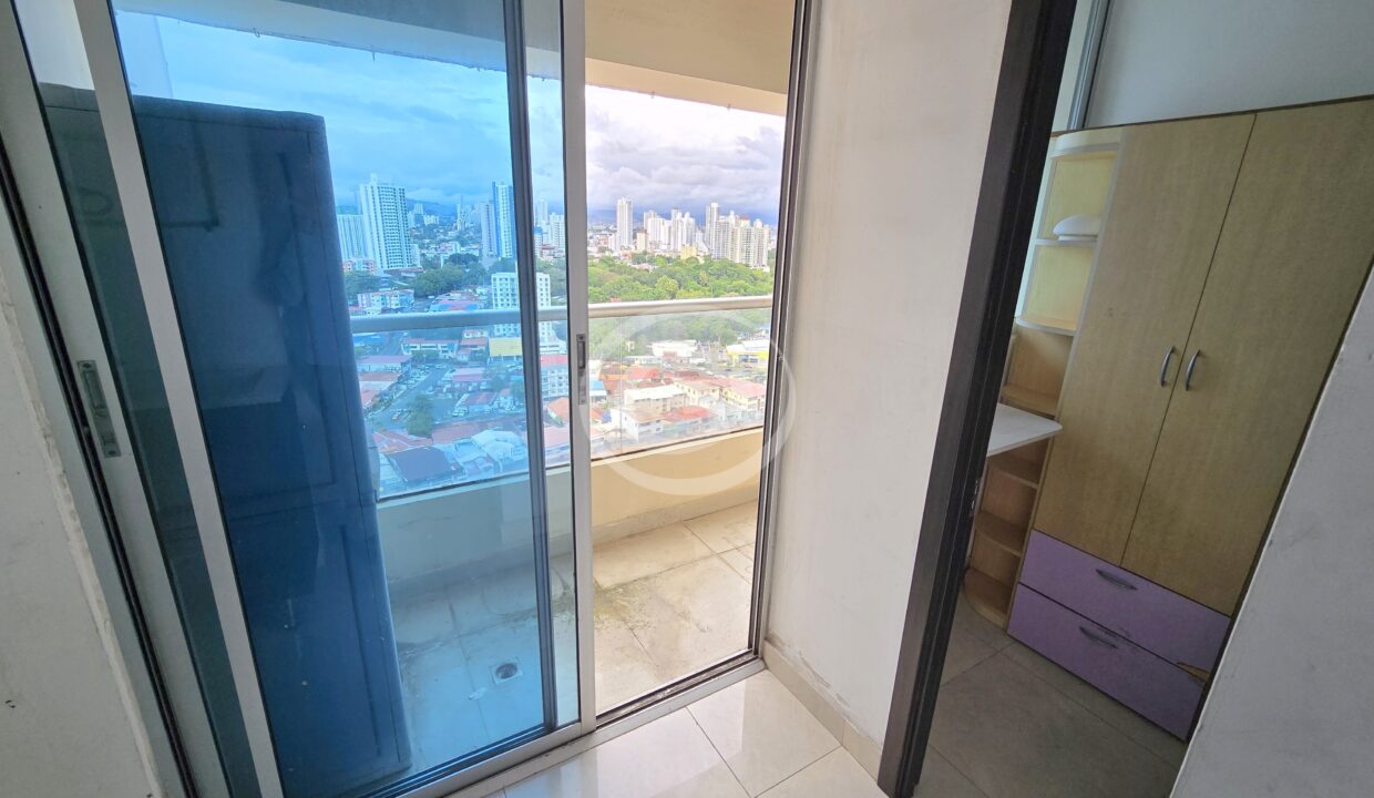 17. Cuarto y Baño de Empleda. Reposeido Bancario Diamond Tower San Francisco