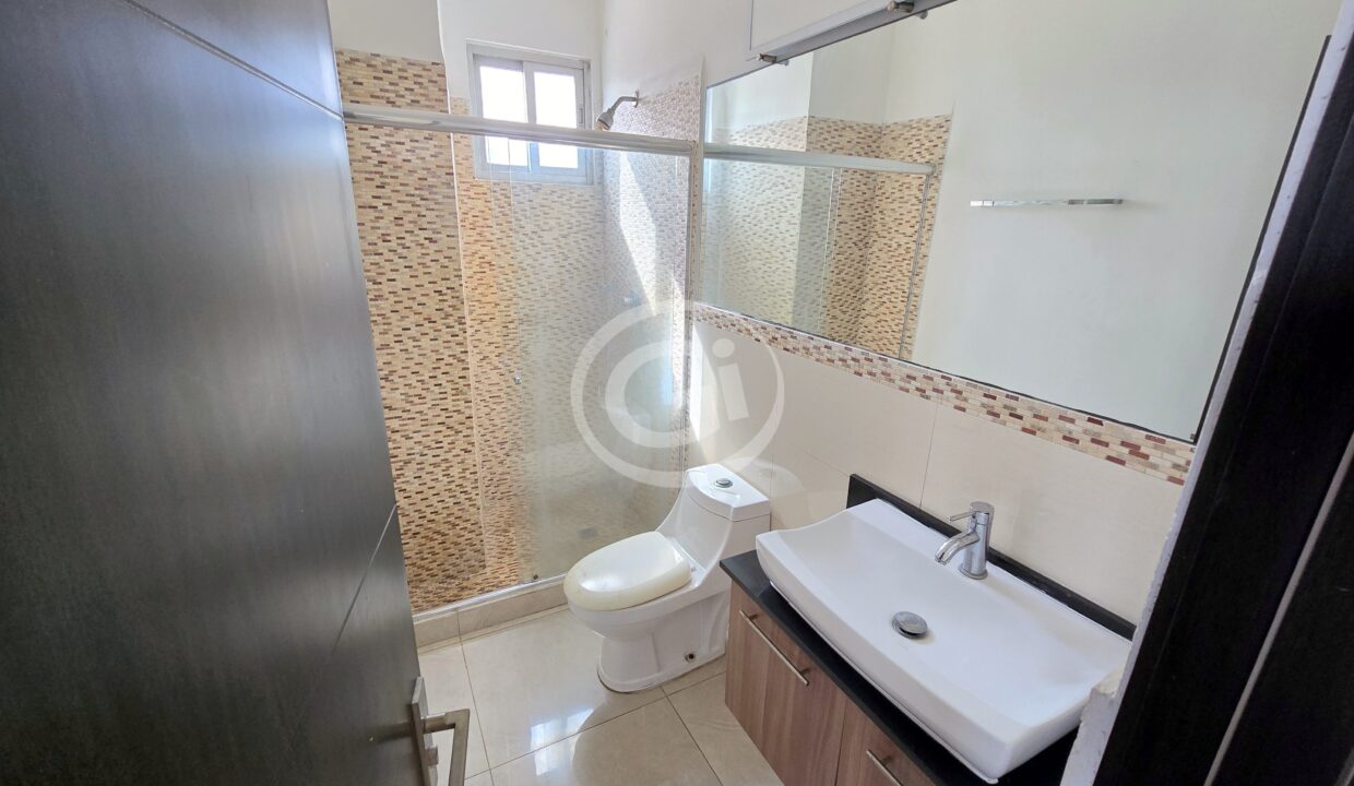 24. Baño Compartido. Reposeido Bancario Diamond Tower San Francisco