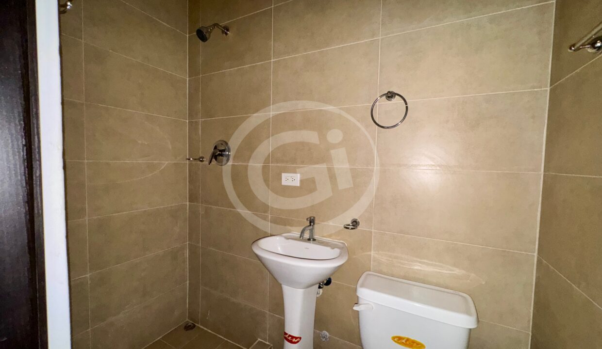 16. Baño de empleada venta apartamento Obarrio The One