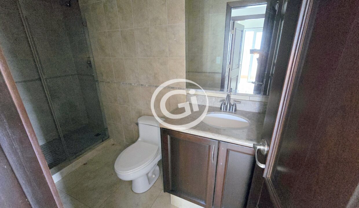 25. Baño Compartido. Venta Reposeido Bancario Tucan Country Club