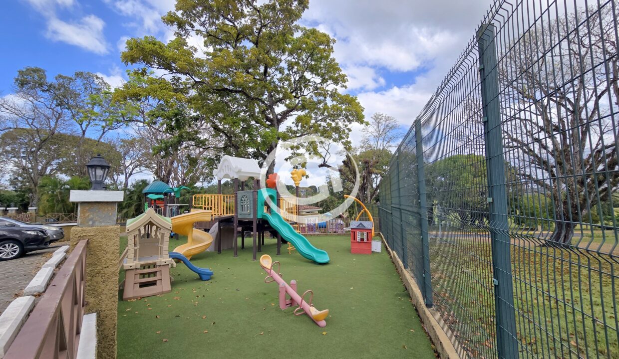 29. Juegos Infantiles. Venta Reposeido Bancario Tucan Country Club)