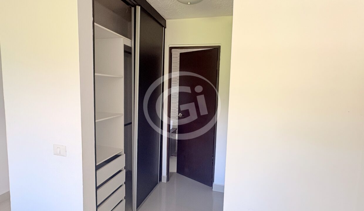 10. Altamira DO 301 walk in closet