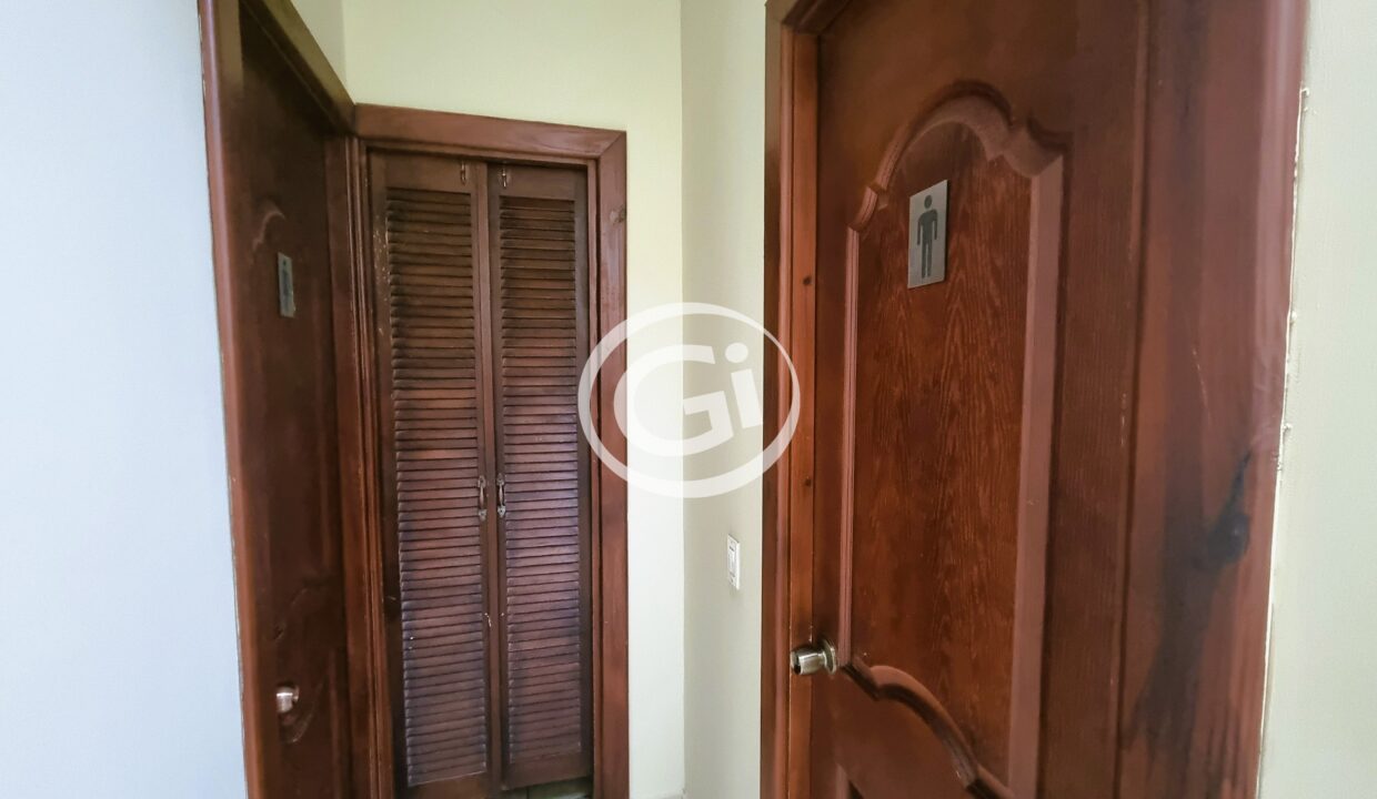 13. Baños Oficina Alquiler Ancon