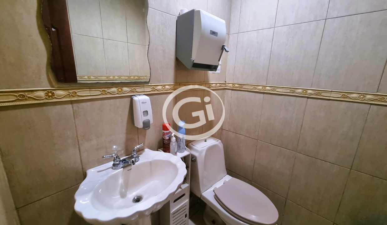 14. Baño de Mujeres Oficina Alquiler Ancon