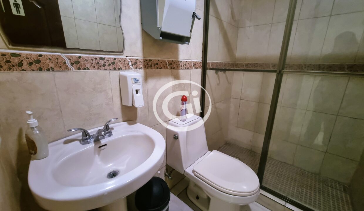 15. Baño de Hombres Oficina Alquiler Ancon
