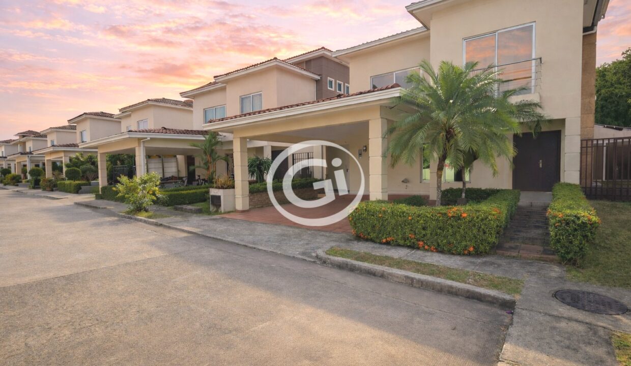 1. Fachada. Remate Bancario Casa Dorado Village