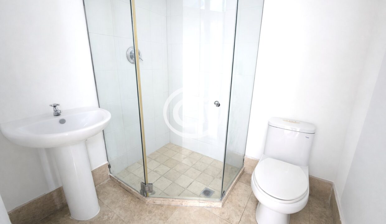 12. Baño PB. Remate Bancario Loft Four 41 Punta Pacifica