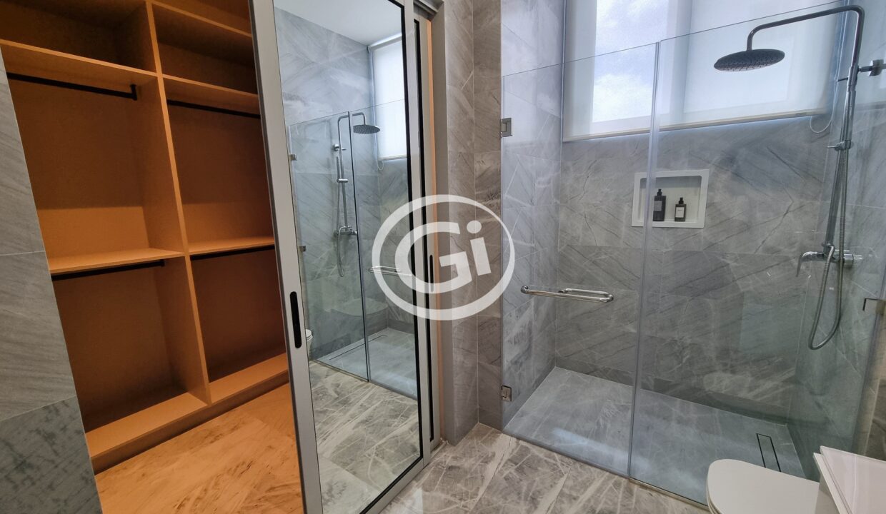 14. Baño y Walk in closet habitacion principal