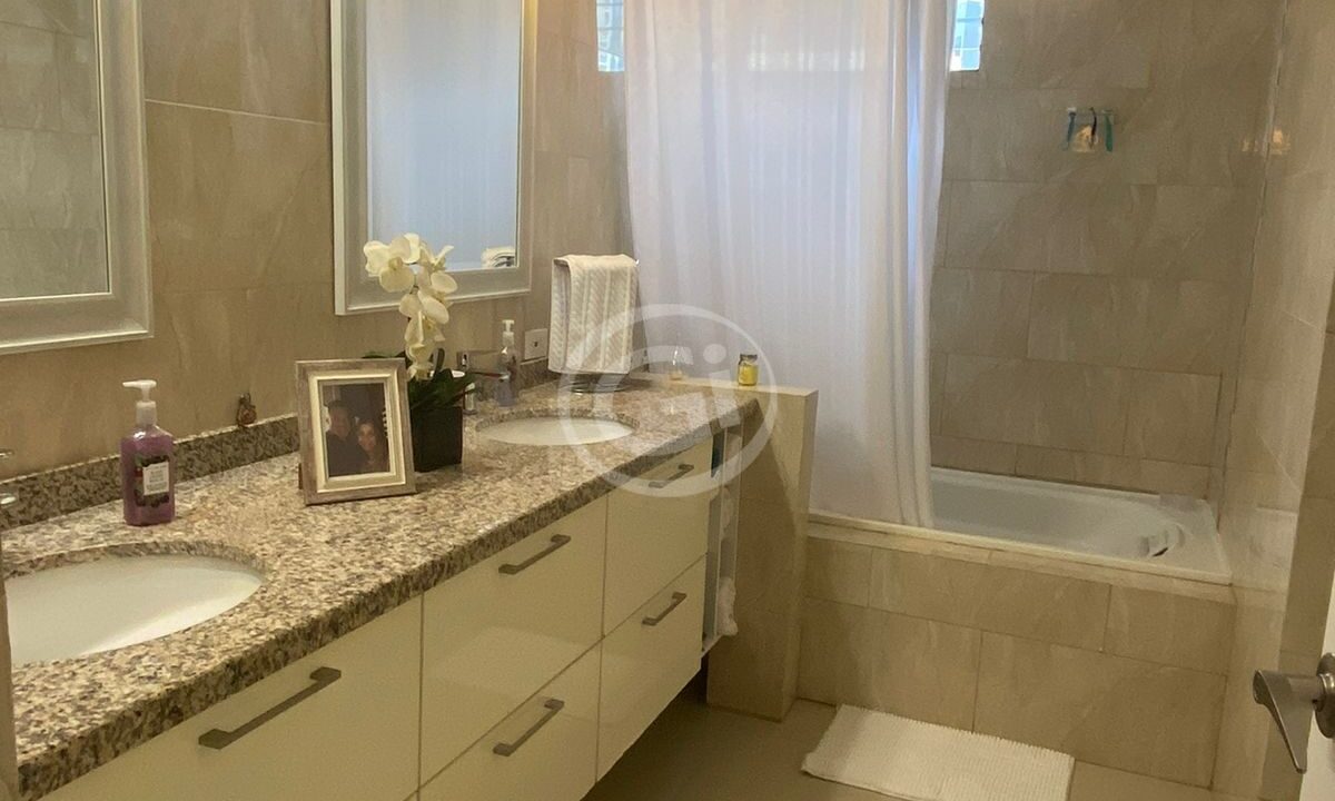 14. baño principal Venta apartamento los delfines