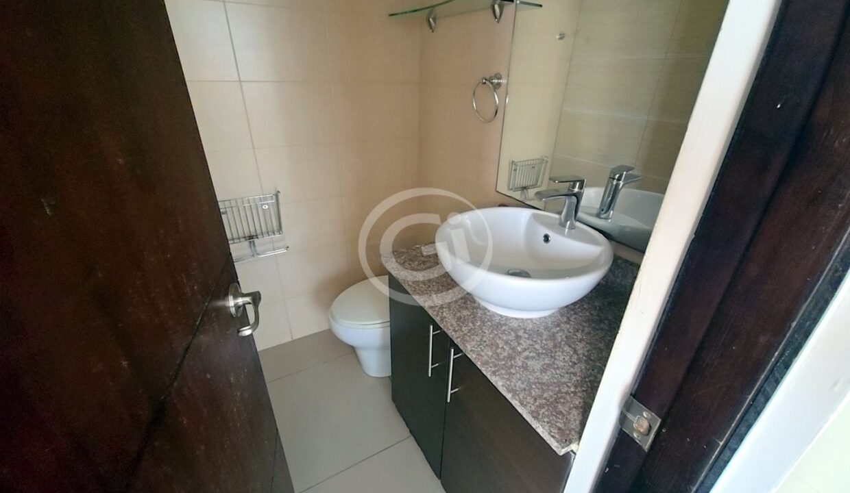 15. Baño de Visitas. Venta Apartamento Marina Terrace Av Balboa Remate Bancario