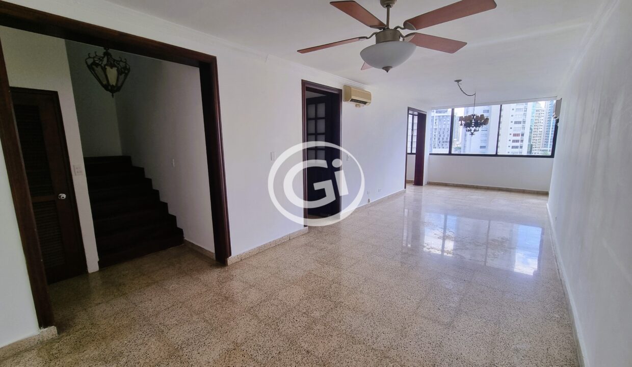 2. Sala principal y escalera Venta Bahia Azul