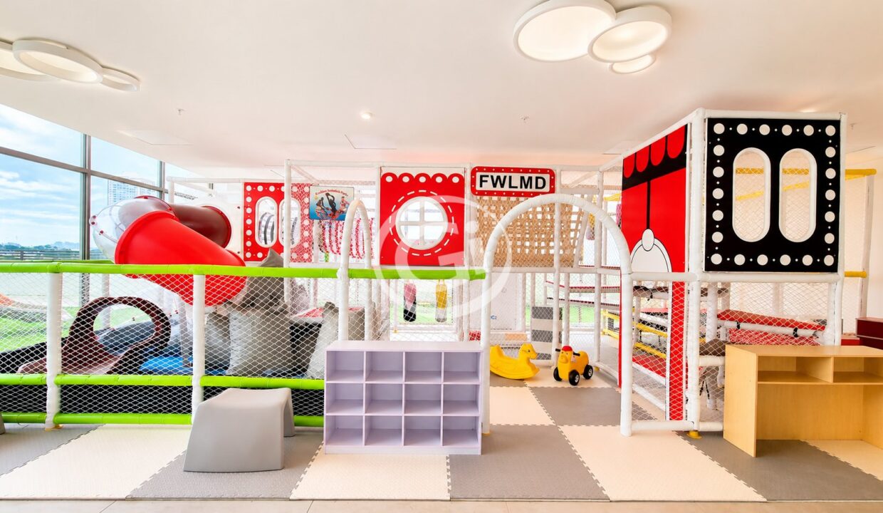 25. Parque infantil techado