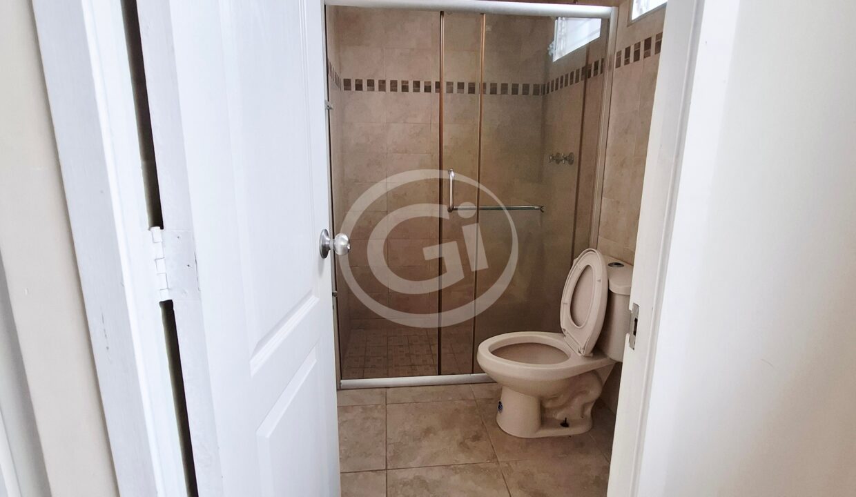 6- Baño Hab Principal Casa en Venta Brisas del Golf Arraiján