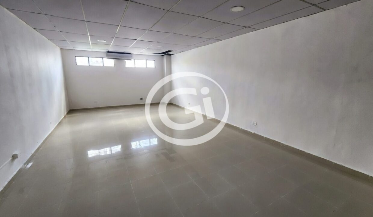 6. oficina angulo puerta Alquiler oficina plaza vendo