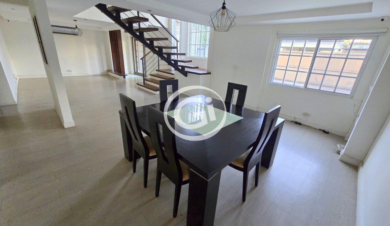 7. Comedor. Remate Bancario Casa Albrook)