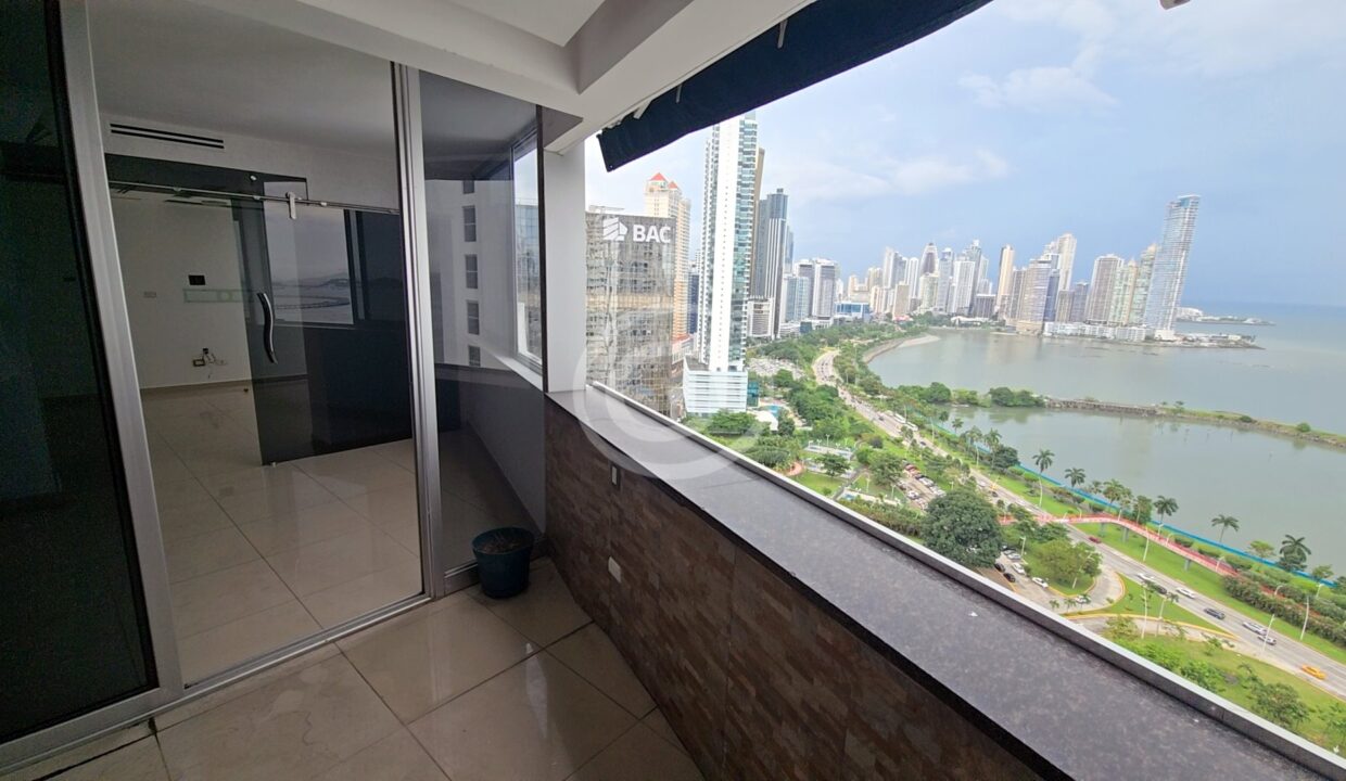 7. Terraza. Venta Apartamento Marina Terrace Av Balboa Remate Bancario