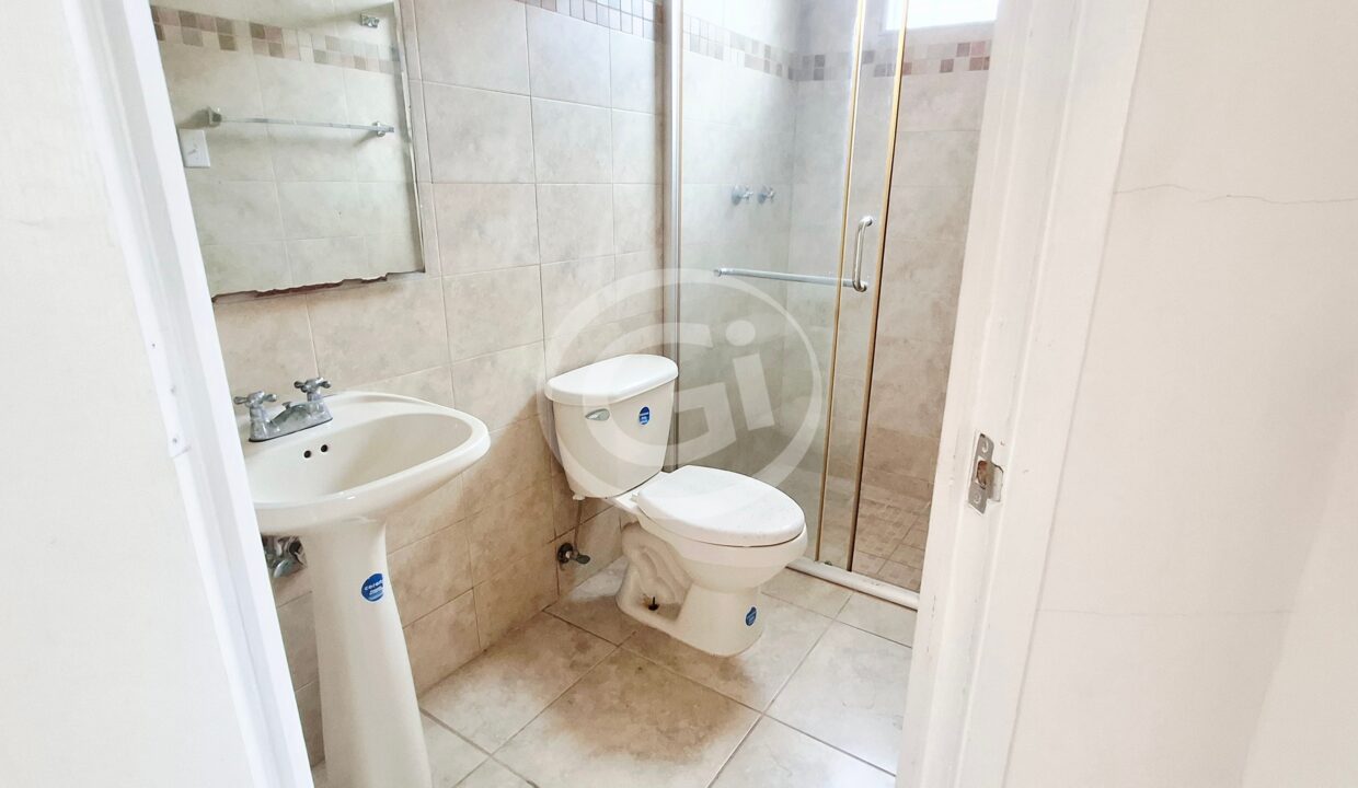 8- Baño Secundario Casa en Venta Brisas del Golf Arraiján
