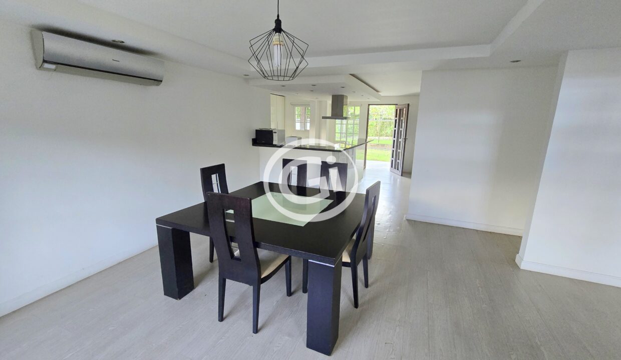 8. Comedor. Remate Bancario Casa Albrook)