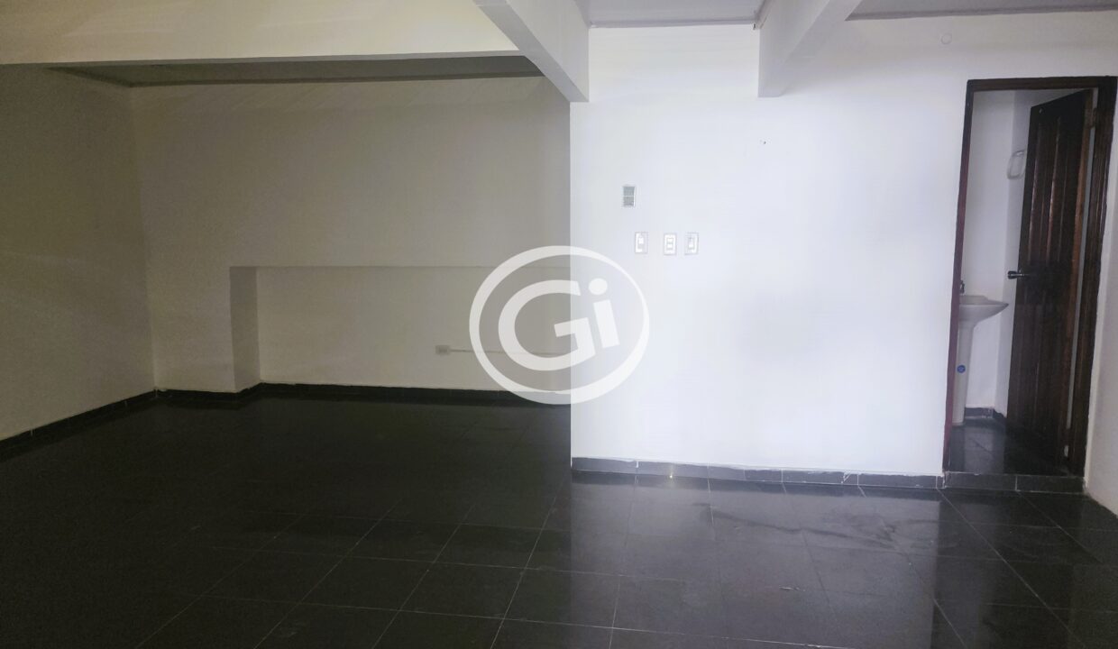 9. Recepcion y baño Alquiler oficina plaza vendo. 9