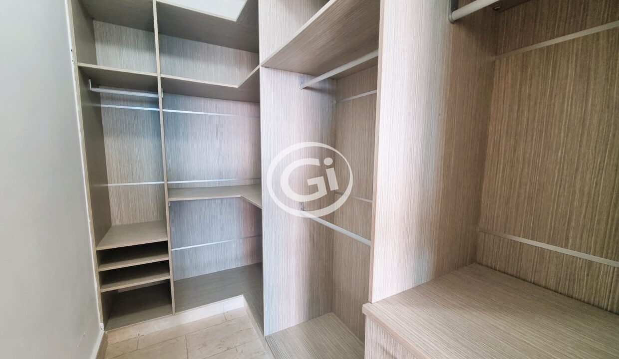 10. Wall-in closet hp Venta Grand Towerw
