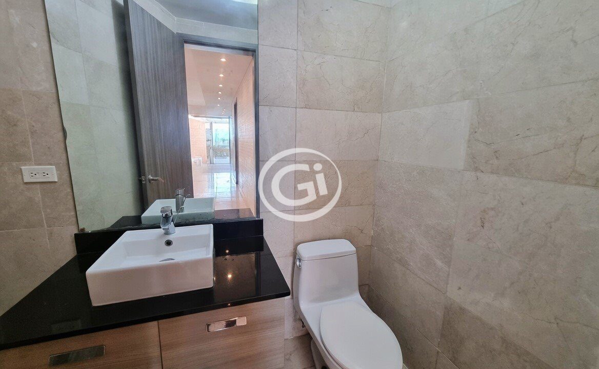 7. Baño de visita Venta Grand Towerw