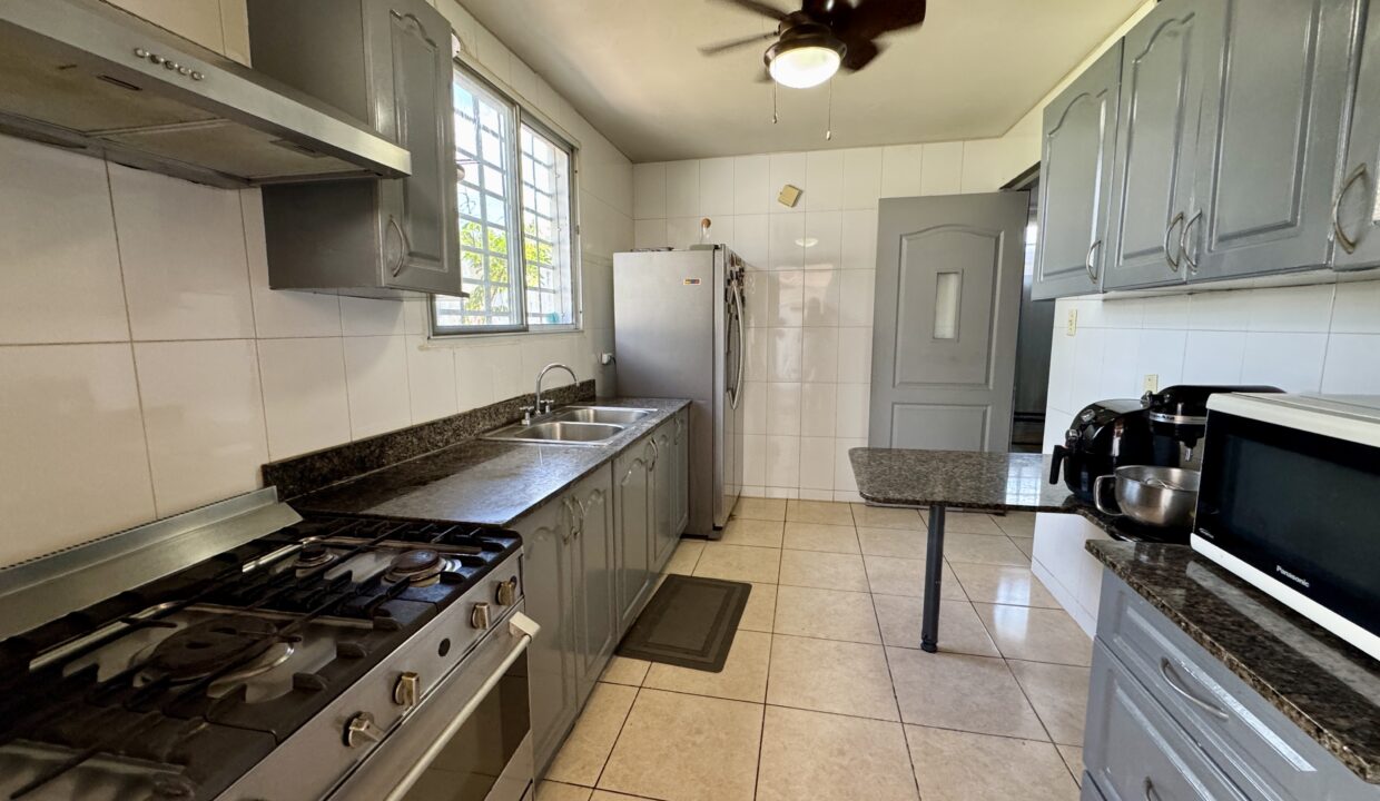 1. Cocina casa venta Brisas del golf
