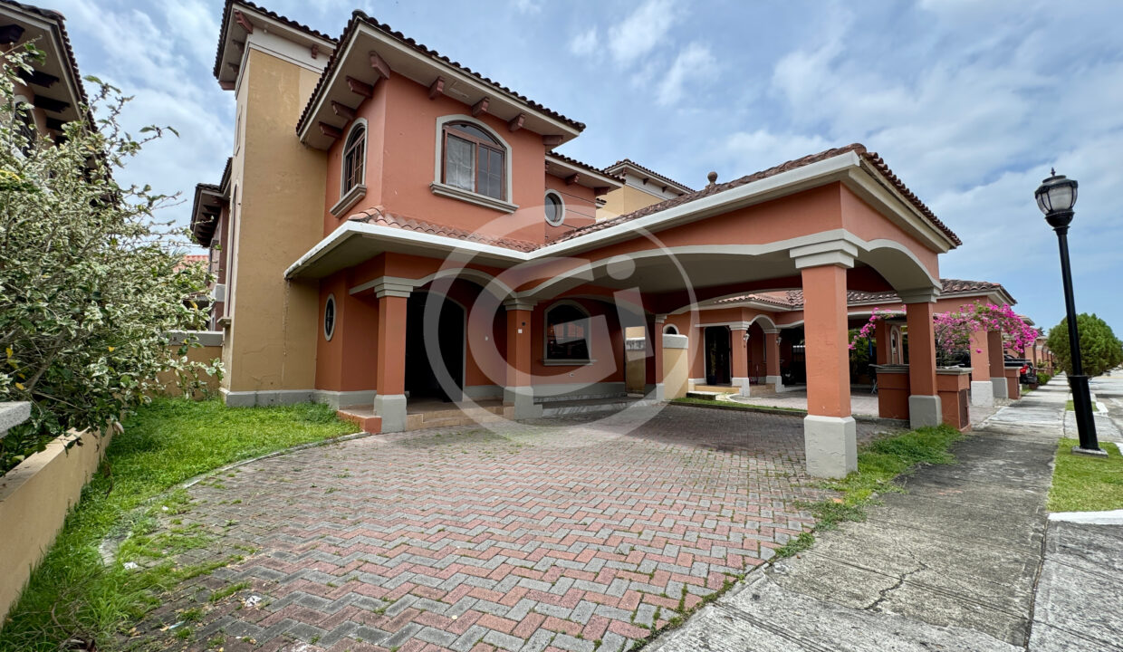 1. Fachada venta casa Costa Sur El Doral