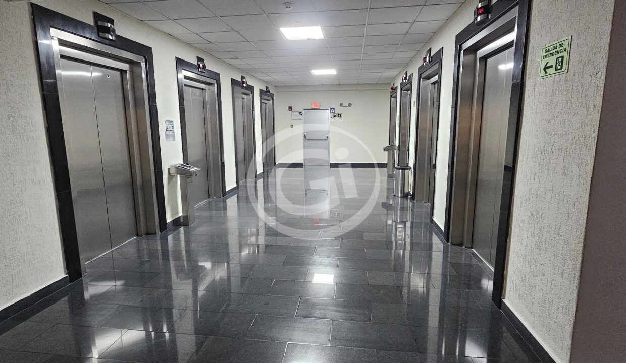 10. Pasillo área de elevadores oficina Ocean Business alquiler- venta