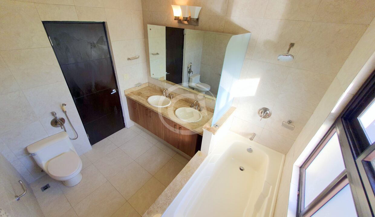 11. Baño Habitación Principal. Embassy Club TownHome. Clayton Panamá
