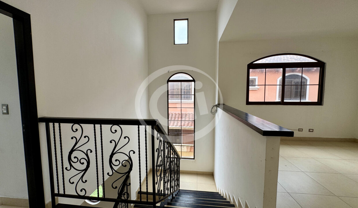 11. Escalera Venta Casa El Doral Costa Sur11
