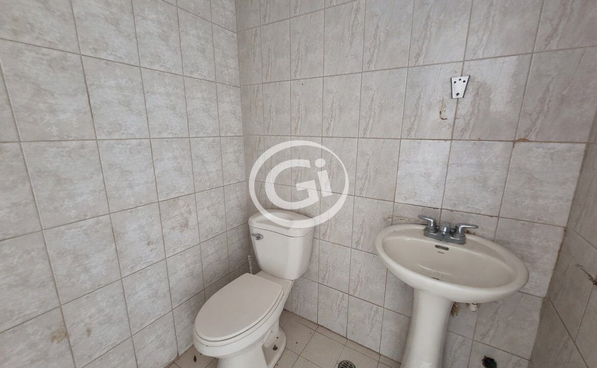 12. Baño Alquiler local plaza Cecilia