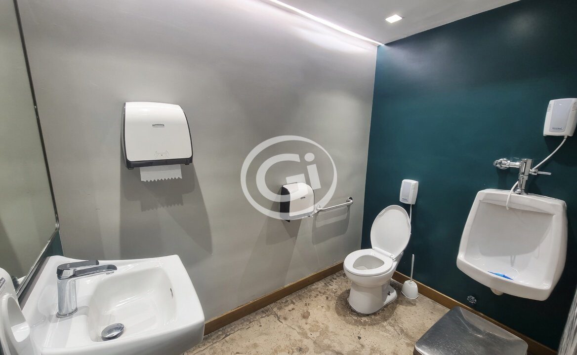 12. Baño Caballeros Local Alquiler plaza Spot74 (Grupo vivir)